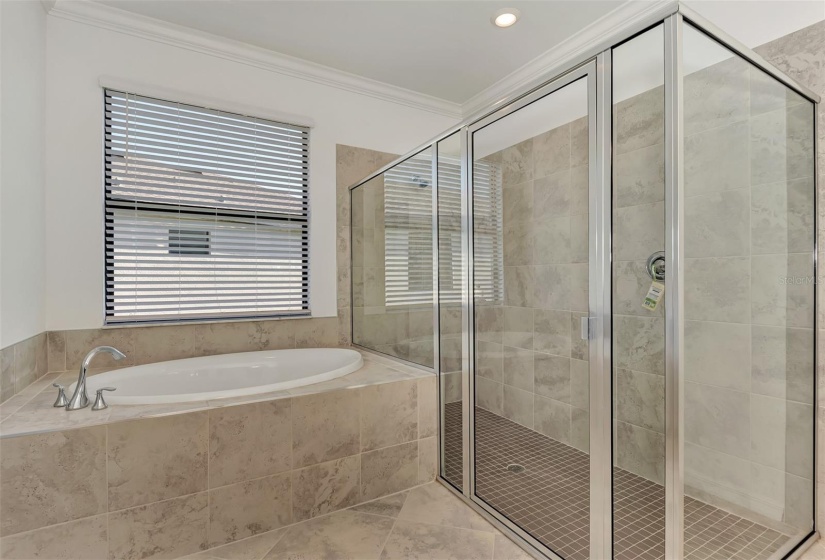 master bath w/large soaking tub