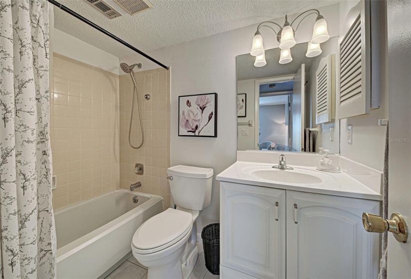 GUEST BATHROOM WITH TUB/SHOWER COMBO