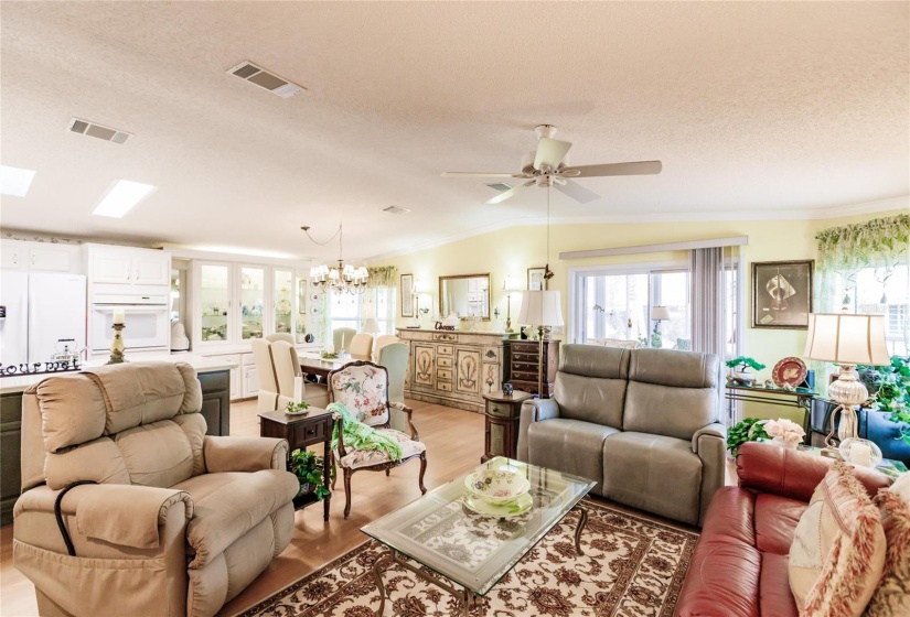 Large Livingroom and dinning room