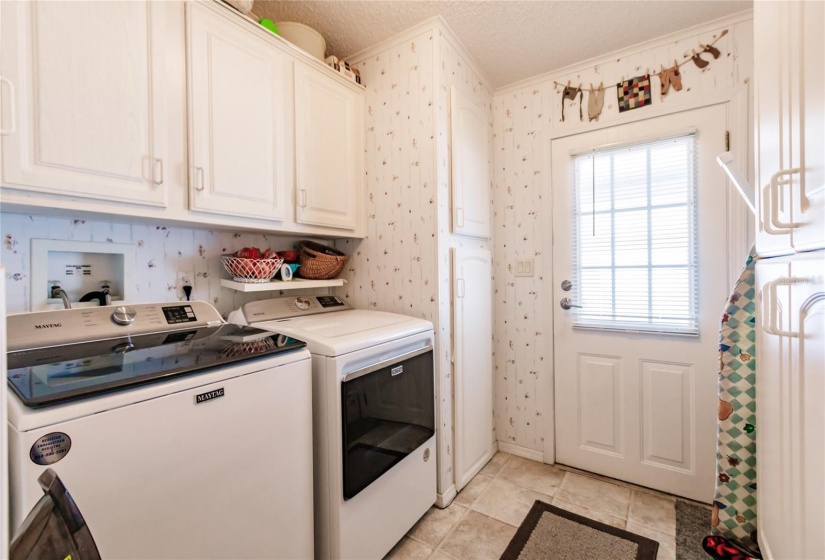 Amazing oversized laundry room with major storage, panties and plenty of room for extra food for those parties with friends and famly.