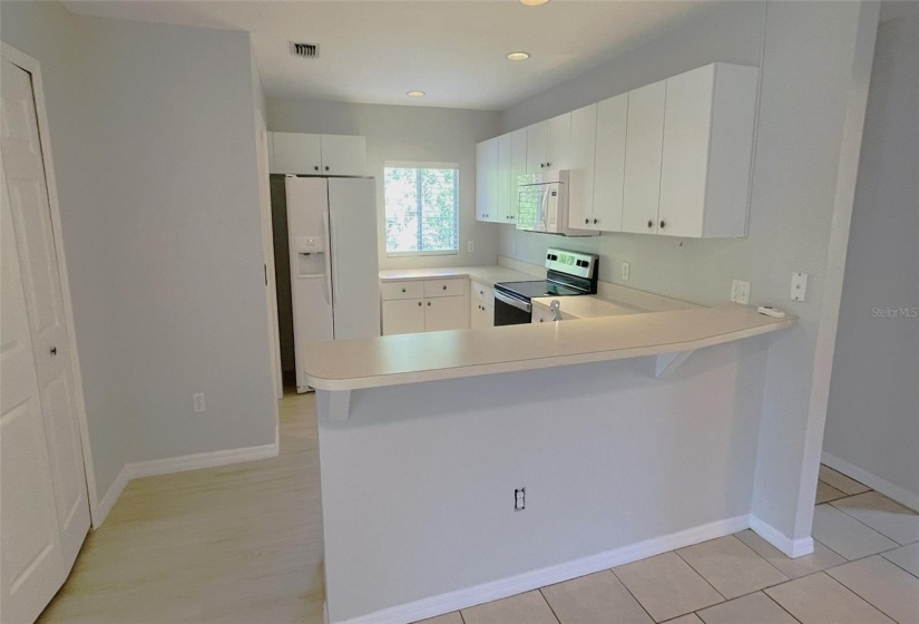 Breakfast Bar and Kitchen