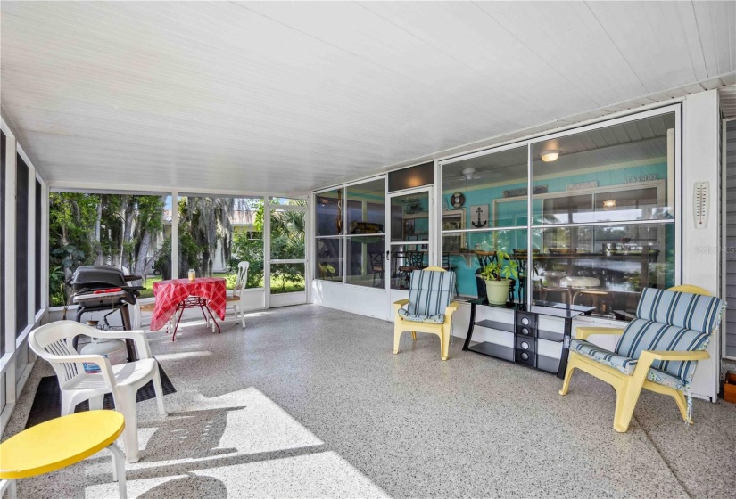 Screened porch overlooking Lake