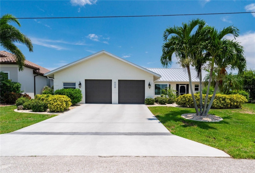 Christmas Tree Palms greet you. Driveway can accomodate up to 6 cars.