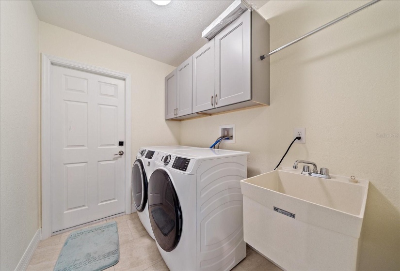 YES! sink in laundry room