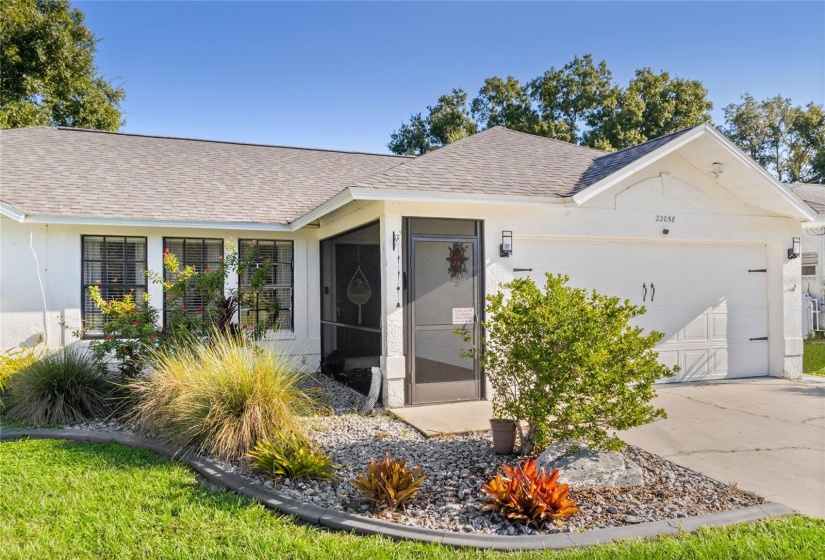 SCREENED FRONT ENTRYWAY