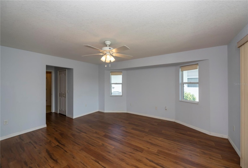 spacious master bedroom w ensuite bath