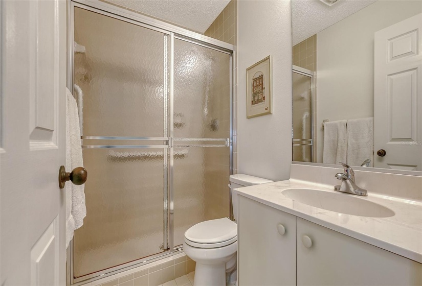 Guest bathroom, located between both guest bedrooms