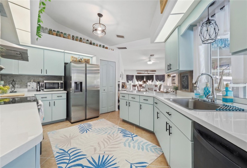 Spacious kitchen with lots of cabinets and pantry