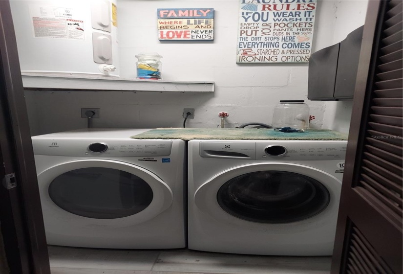 electrolux washer & dryer stays with the home.