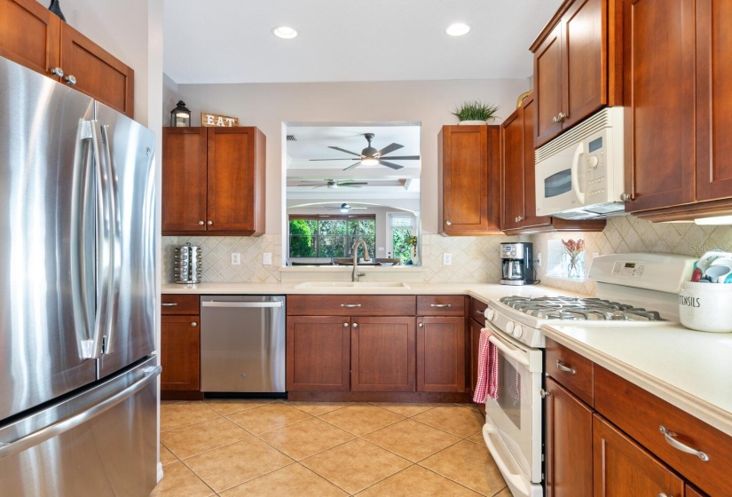 Stunning kitchen featuring 42in cabinetry