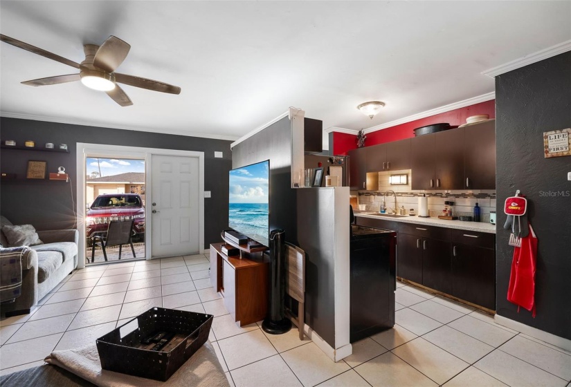 Living room with a view to the kitchen