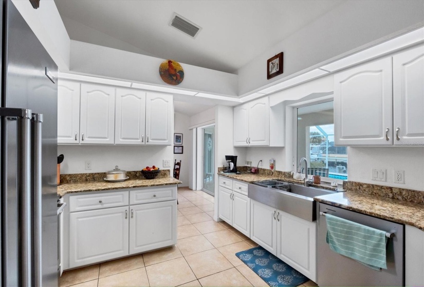 CLOSER CIEW OF KITCHEN AND AMENTIES LARGE STAINLESS FARM SINK MAKE CLEANING LARGER ITEMS SO MUOCH EASIER