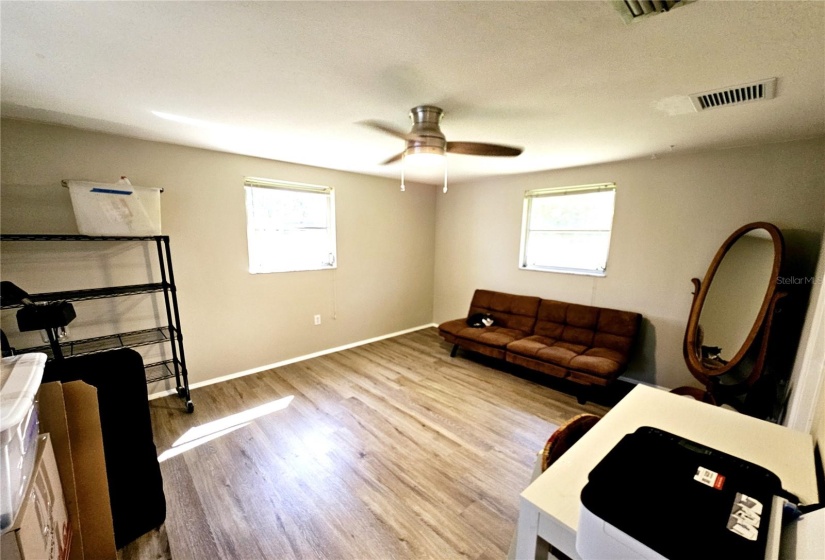 Guest bedroom w/walk in closet