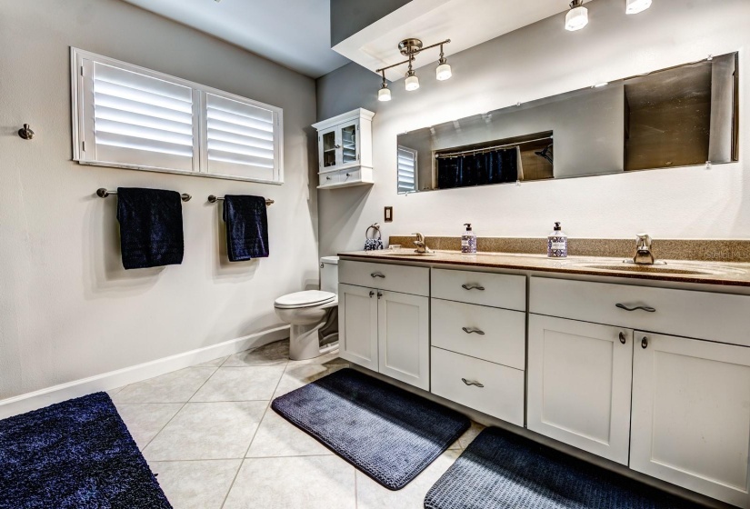 Master bath with dual sinks