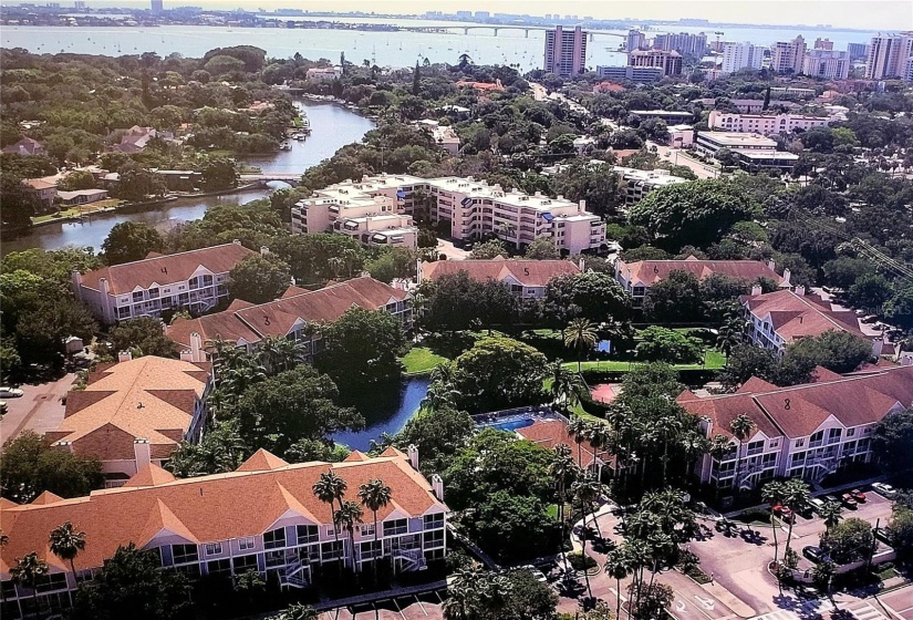 Steps to downtown, the bayfront and on the Hudson Bayou.