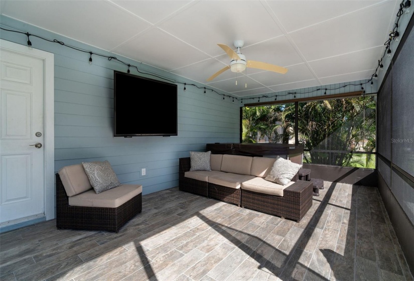 Covered & screened lanai with hot tub