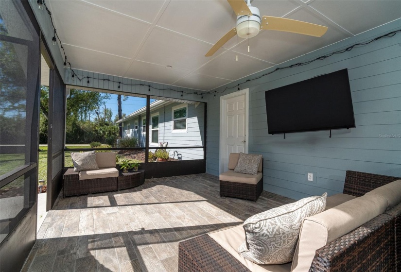 Enjoy morning coffee or relax in the evening on your private lanai, with TV and hot tub