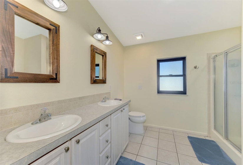 Master bathroom w/ garden tub