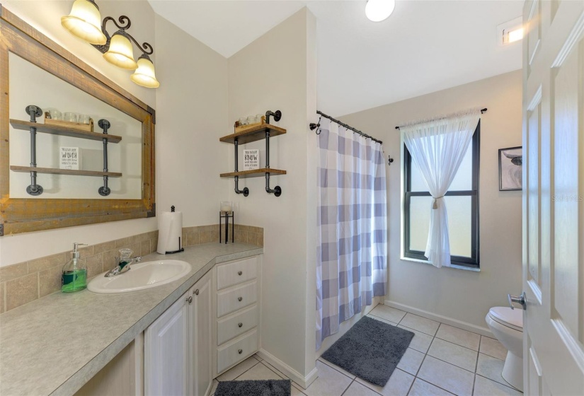 Guest bathroom w/tub