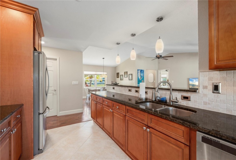 Kitchen finished with backsplash, deco outlets and switches