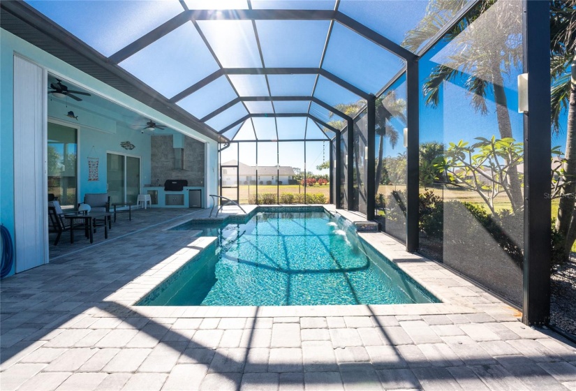 Beautiful Heated-Saltwater Pool w/Water Features