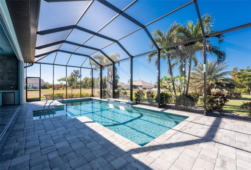 Beautiful Heated-Saltwater Pool w/Water Features