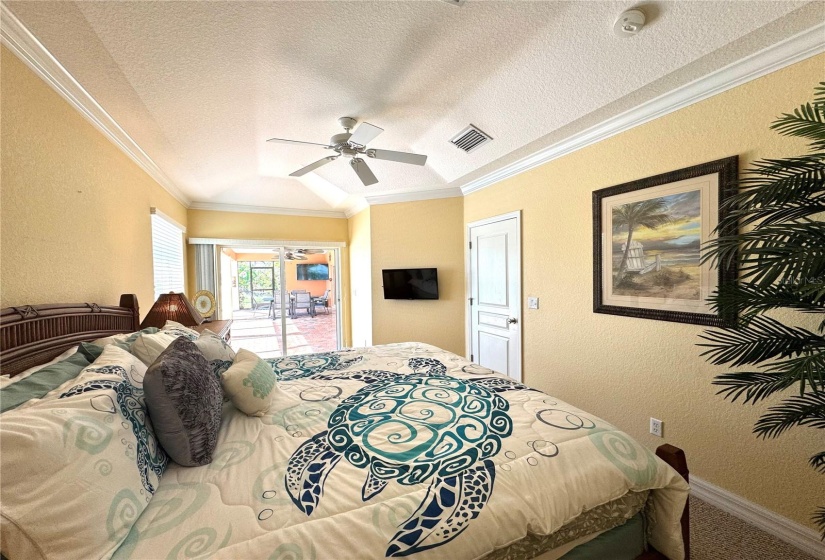 Guest bedroom 1 with slider access to the pool