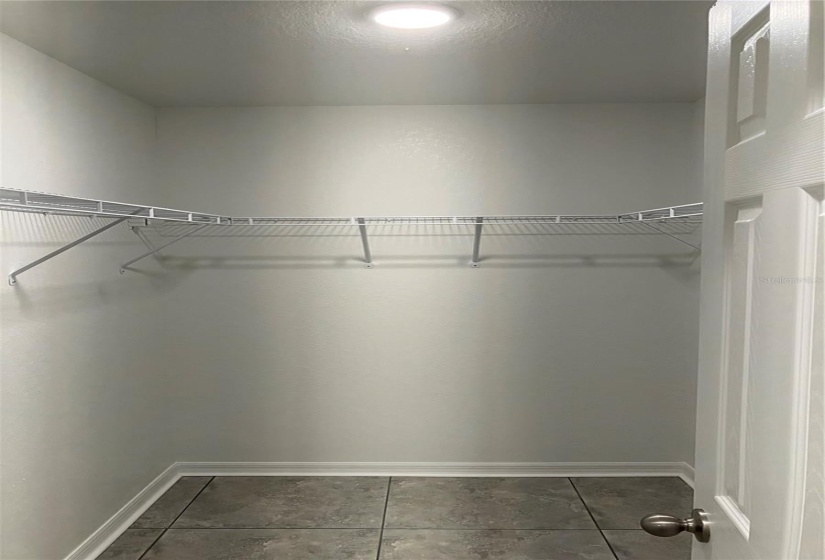 WALK-IN CLOSET