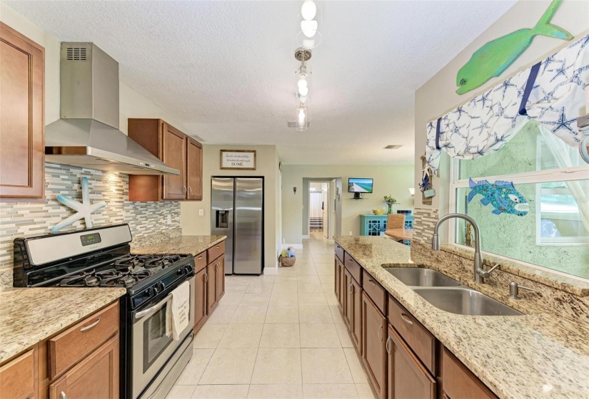 Unleash the chef in you in this well laid out kitchen.