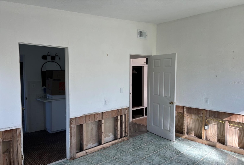 Bedroom 2  w/Access to Jack & Jill Bathroom