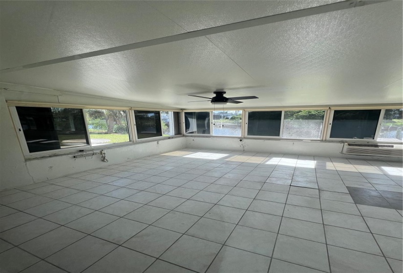 Very large enclosed Florida Room with AC/heat