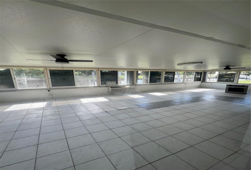 Very large enclosed Florida Room with AC/heat