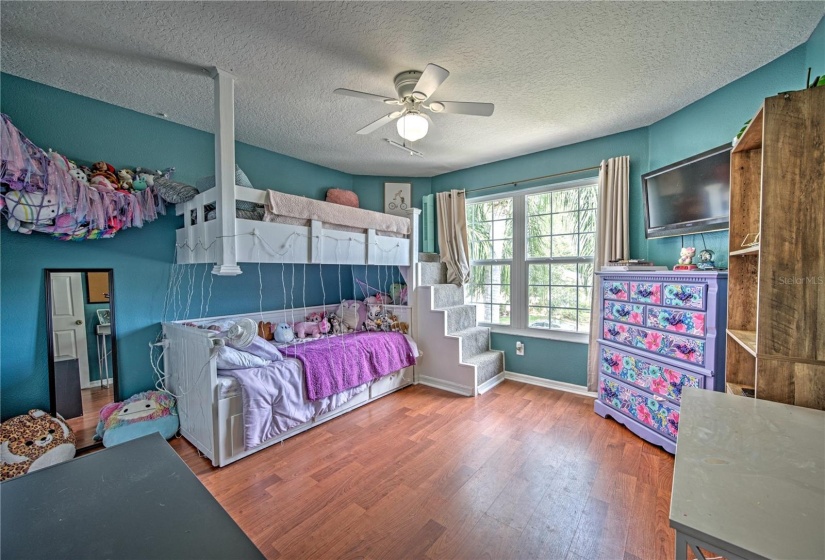 Guest bedroom 2 with built-in bunk beds