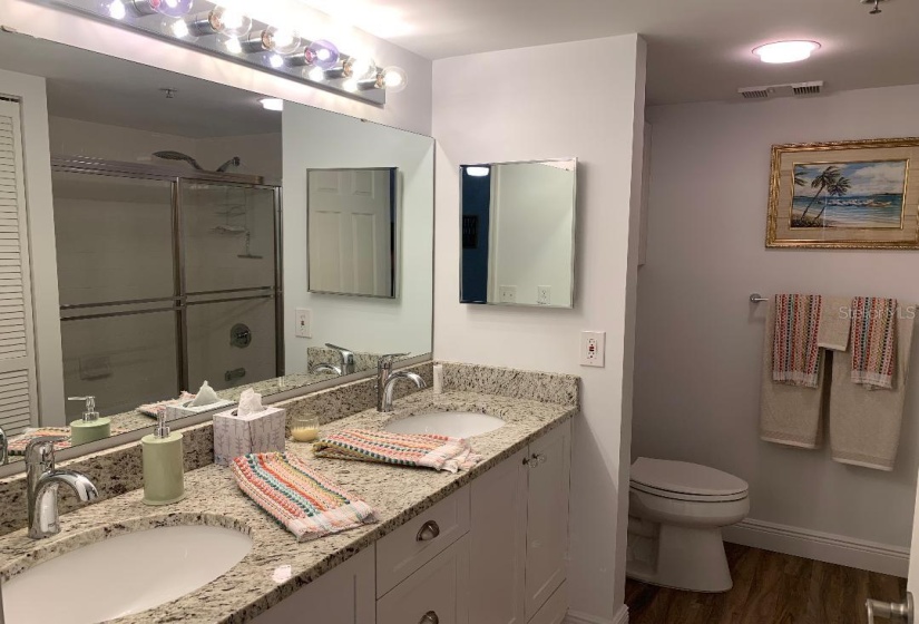 En suite master bath with shower/bath combo