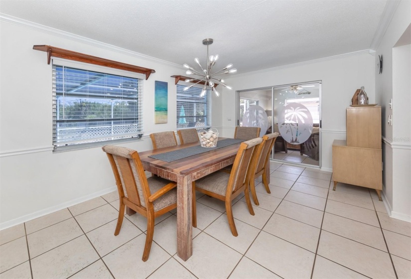 Enjoy a meal with a pool view, great space for entertaining a dinner with family or friends.