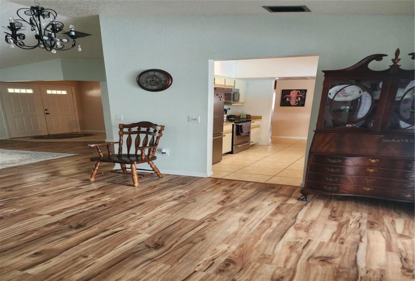 diningroom to kitchen